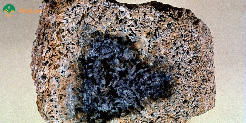 Tính chất hoá học của quặng boxit